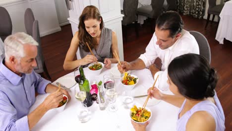amigos disfrutando de una comida asiática juntos