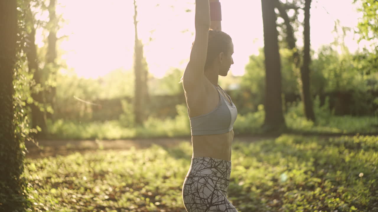 donna che si esercita in una foresta