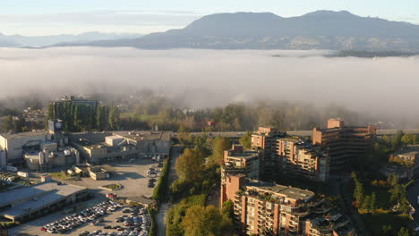 Luftaufnahme-über-Vancouver-An-Einem-Nebligen-Sommermorgen