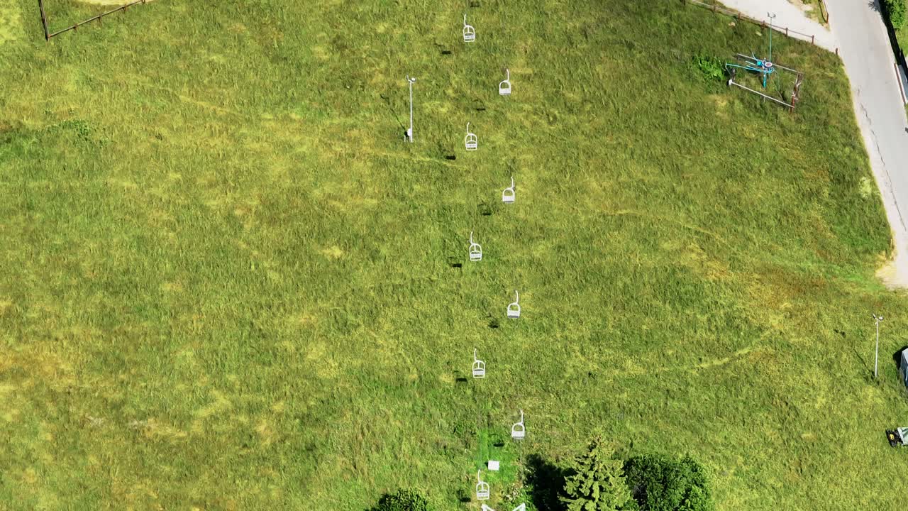 산의  ⁇ 으로 사람들을 데려가는 산의 경사에서 작동하는 엘리베이터