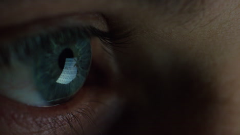 Nahaufnahme-Eines-Makro-Augenbildschirms,-Der-über-Die-Iris-Reflektiert.-Junger-Mann,-Der-Nachts-Online-Surft