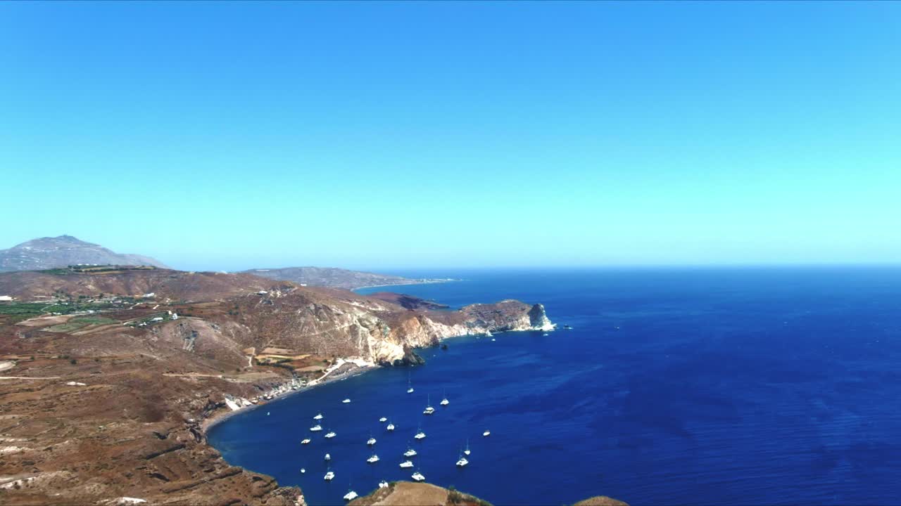 vista aérea 4k azul mar y cielo con veleros atracados en arboleda en santorini grecia