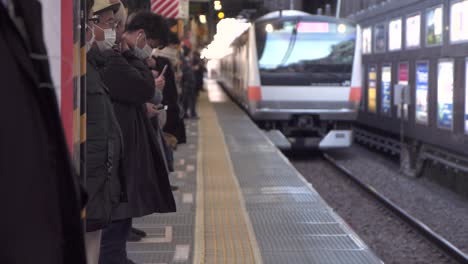 Zug-Am-Bahnhof-In-Tokio-Ankommen-Arriving