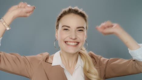 mujer de negocios feliz celebrando el éxito. ganadora emocionada celebrando la victoria