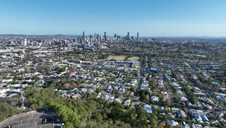 Establishing-drone-shot-of-Brisbane-City,-Grange-and-Lutwyche