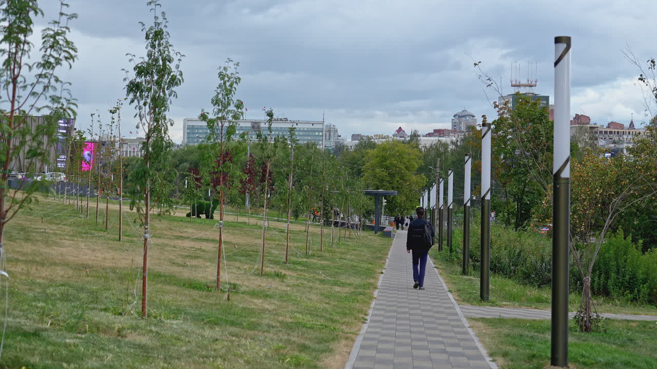 paseo del parque de la ciudad en un día nublado