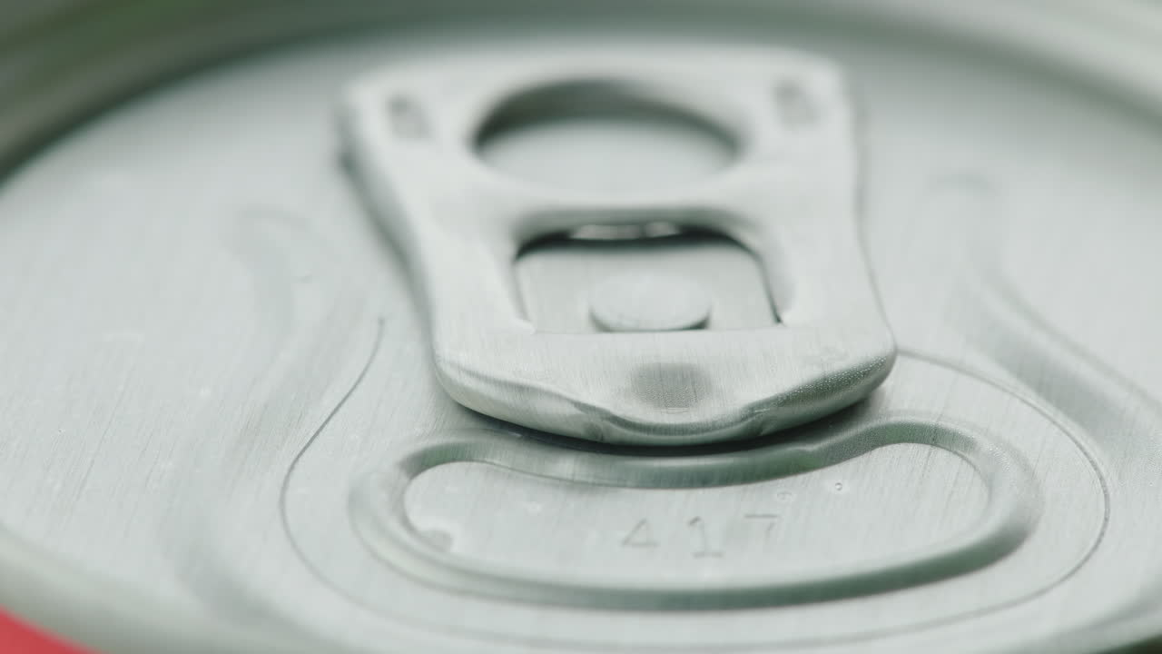 lata de aluminio con refresco primer plano de tapa cerrada video 4k