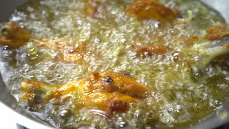 pollo frito con recubrimiento de especias indias