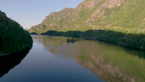 Imponentes-Montañas-E-Isla-Aislada-Con-Cabaña-En