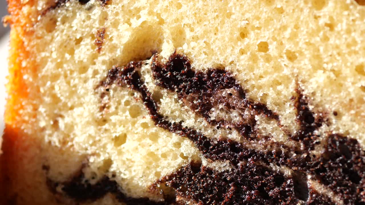 Primo piano di una deliziosa torta marmorizzata