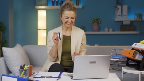 Mujer-Trabajadora-De-Oficina-En-Casa-Haciendo-Compras-En-Línea.