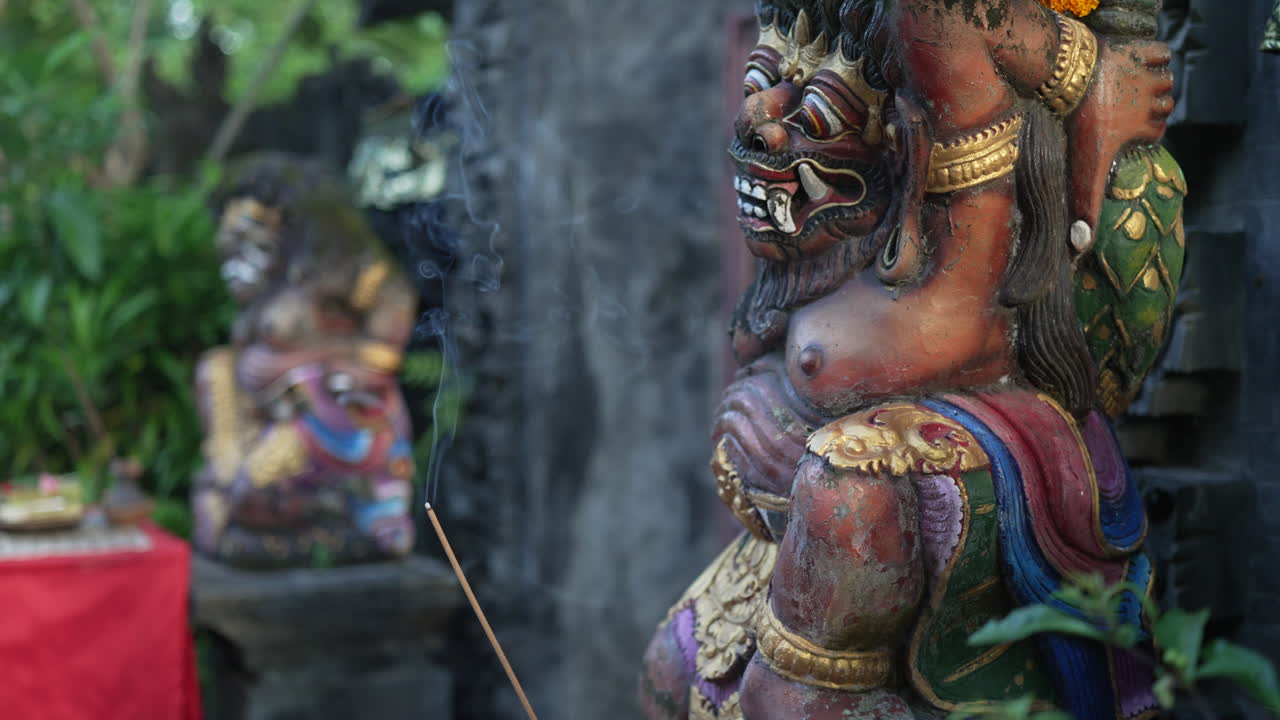 Estátua Guardiã Balinesa com Oferenda de Incenso