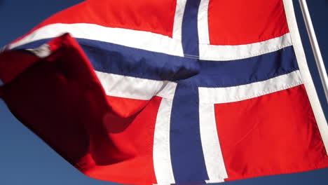 Una-Bandera-Noruega-Ondeando-En-El-Viento