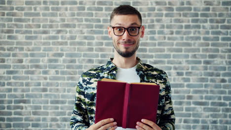 hombre leyendo un libro
