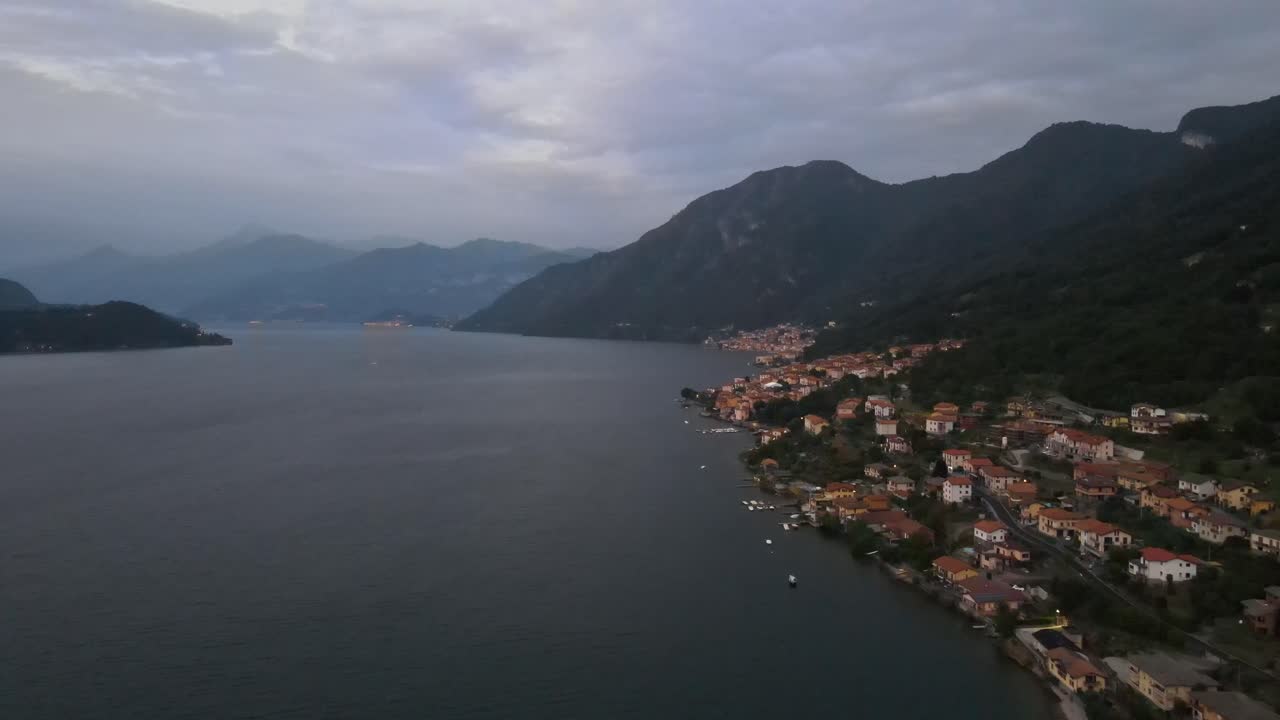 hermoso panorama areal del lago com en el centro de italia en los alpes mientras se pone el sol