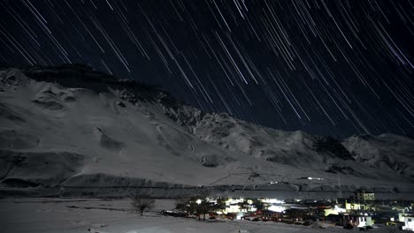 star-trial night sky time-lapse de la ciudad de monjes kaza en el corazón del valle de spiti ubicado a la altura de 12500 pies sobre el nivel del mar en himachal pradesh, india filmada en 4k