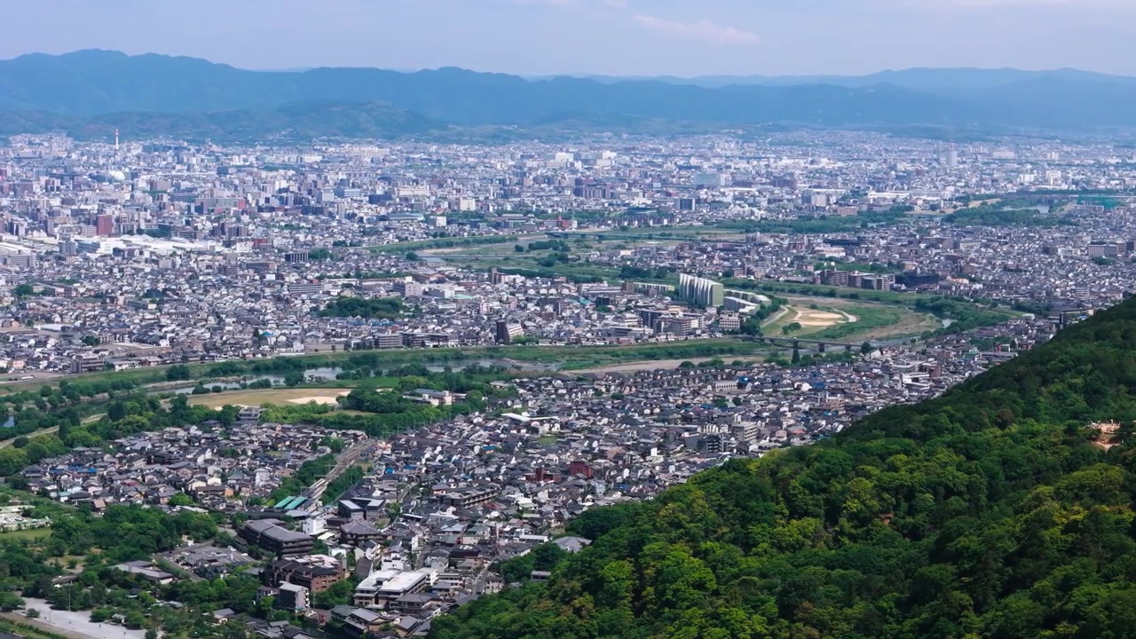 Vista della città di Kyoto dietro un paesaggio naturale