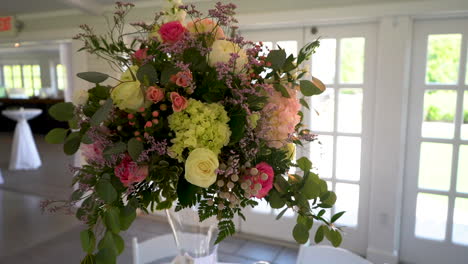 Flores-En-Una-Mesa-De-Boda-Almacen-De-Metraje-De-Vídeo