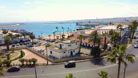 monumento a la carretera costera de argel con el puerto pesquero en el fondo de los mártires