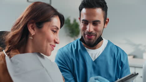 un dentista amistoso mostrando a un paciente sus rayos x dentales