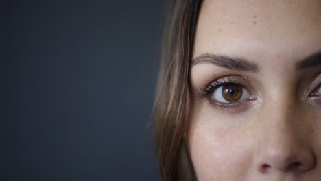 Cerrar-Los-Ojos-Atractivos-De-Una-Joven-Mirando-A-La-Cámara-Misteriosa-Belleza-Femenina