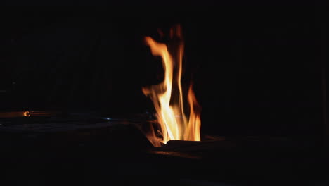 llamas de un incendio en la noche al aire libre