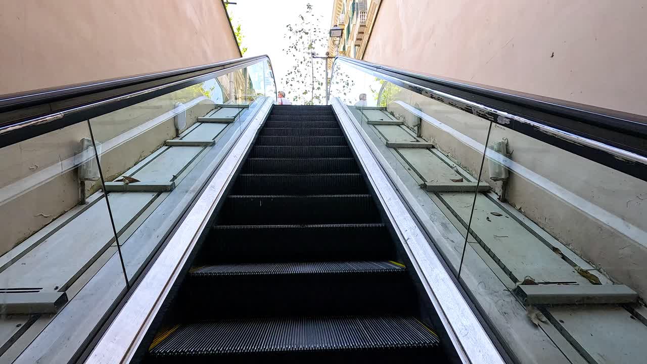 Kører op ad en rulletrappe i Napoli, Italien