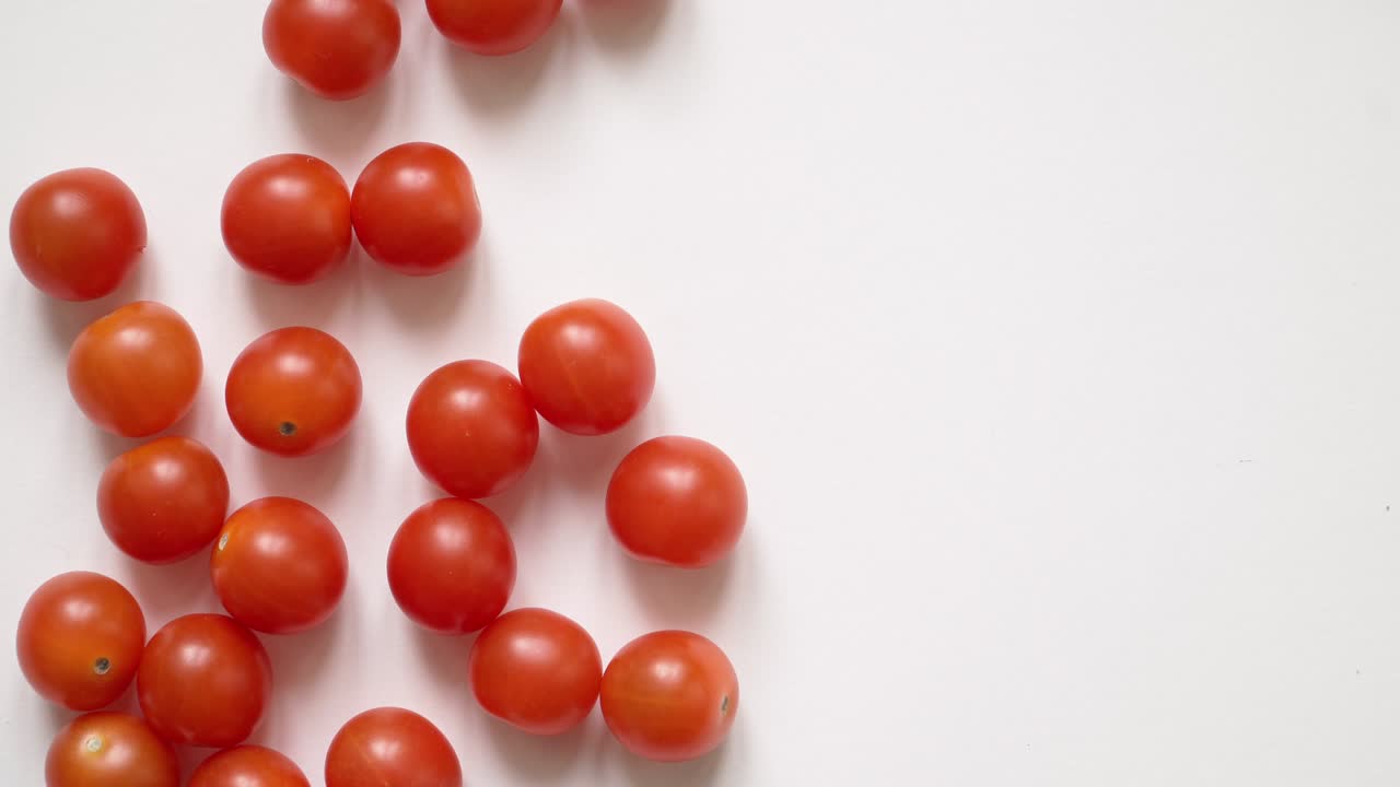 색 배경에 은 맛있는 칠리 토마토를 어내십시오.