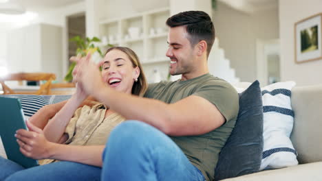 ganador, éxito o pareja feliz con la tableta alta