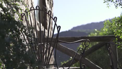 silla de metal vacía frente a una increíble vista de la naturaleza al aire libre relajarse y tranquilidad cámara lenta y 60fps