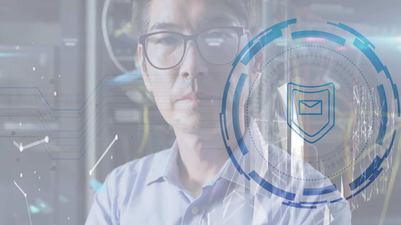 animación del icono de protección de mensajes contra el retrato de un ingeniero asiático en la sala de servidores de computadoras