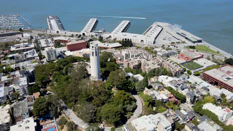 Drohnenaufnahmen-Des-Coit-Tower-Mit-Blick-Auf-Das-Stadtnetz-Von-San-Francisco