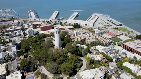 imágenes de drones de la torre coit con vistas a la red urbana de san francisco