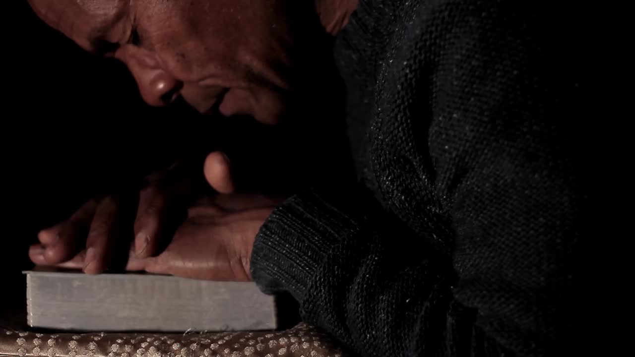 사람들 스톡 푸티지-3과 성경 검은 배경에 손으로 신에게 기도