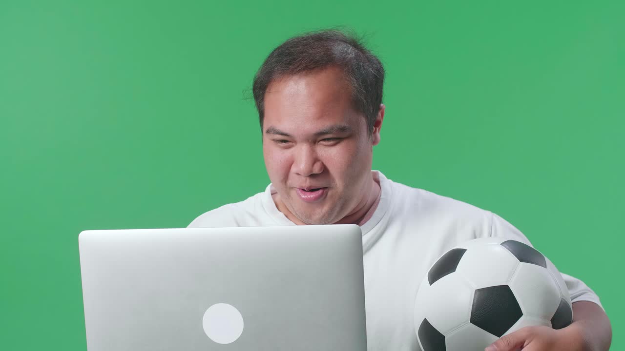 노트북에서 축구를 보는 남자
