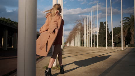 una mujer joven posando al aire libre.