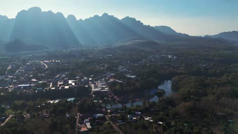 Ein-Atemberaubender-Blick-Auf-Sangklaburi-Und-Seine-Ländliche-Landschaft-Zeigt-Hoch-Aufragende-Berge-Und-Sonneneruptionen,-Die-Das-Tal-Erhellen