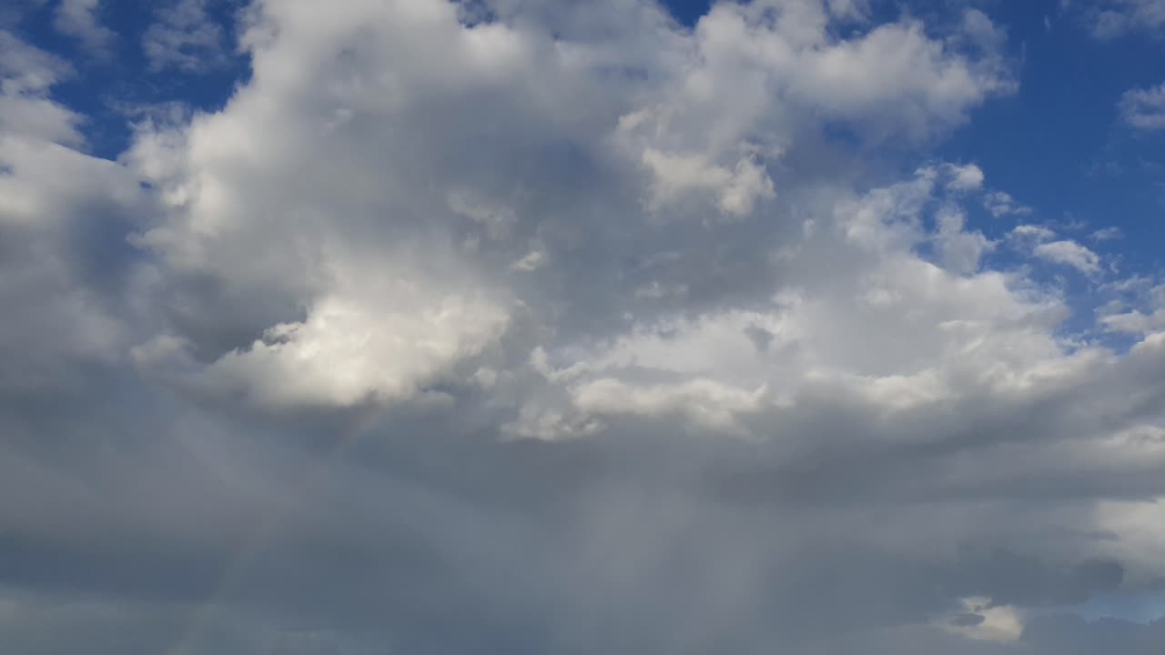 increíble lapso de tiempo ultra suave de cloudscape con arco iris y nubes después de la tormenta y la lluvia en sudáfrica