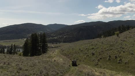 Side-by-side-ATV-going-down-a-hill-in-a-dry-mountain-range