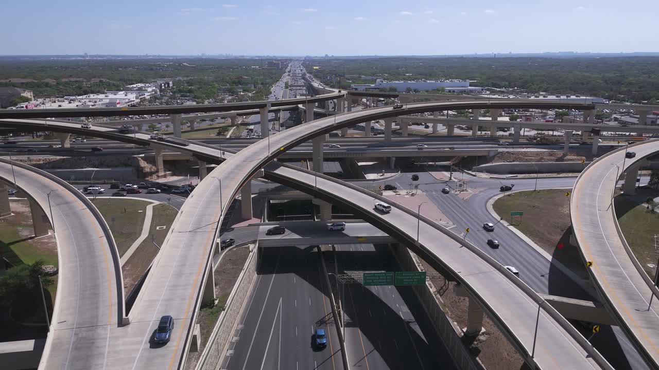 Di kota San Antonio, Jalan Raya 281 dan Lingkar 1604 bertemu di sisi Utara kota dan membentuk persimpangan yang populer. Kedua jalan raya Texas ini adalah gerbang lokal menuju wilayah perbukitan dan sekitarnya.
