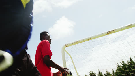 Portero-Atrapando-Un-Balón-De-Fútbol