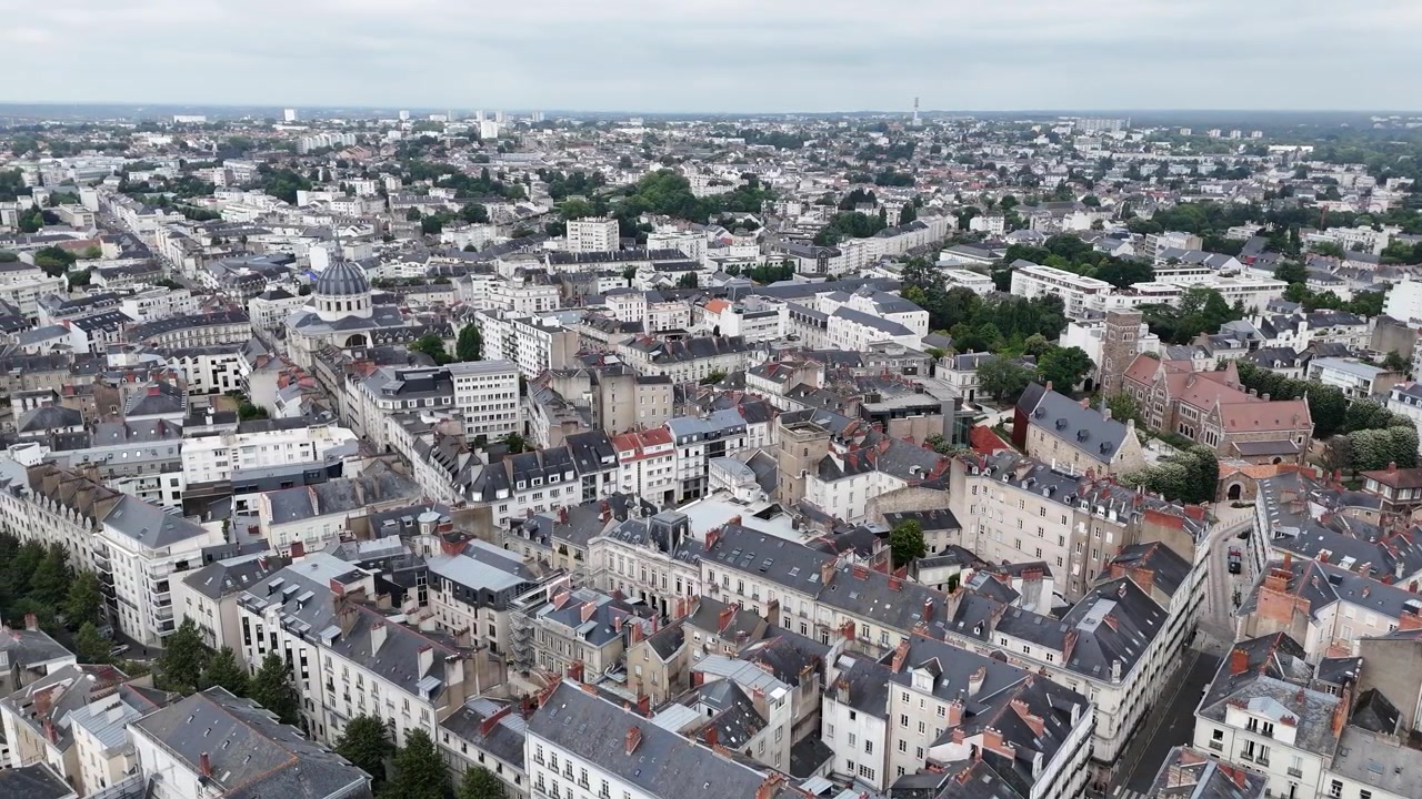 Lav panorering drone luftfoto af gader og huse i Nantes by, Frankrig.