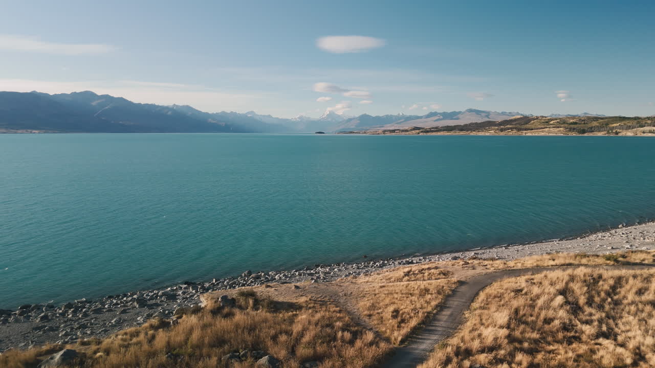 Splendido Paesaggio Lacustre e Montano in Nuova Zelanda