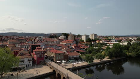 Fliegen-Sie-Um-Die-Wunderschöne-Stadt-Chaves-Und-Den-Fluss-Tâmega-In-Portugal