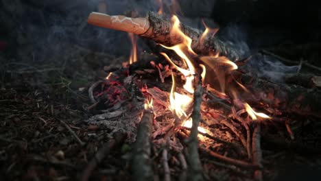 Cazadores-Sentados-Junto-Al-Fuego-Para-Mantenerse-Calientes-En-El-Invierno-En-Montana.