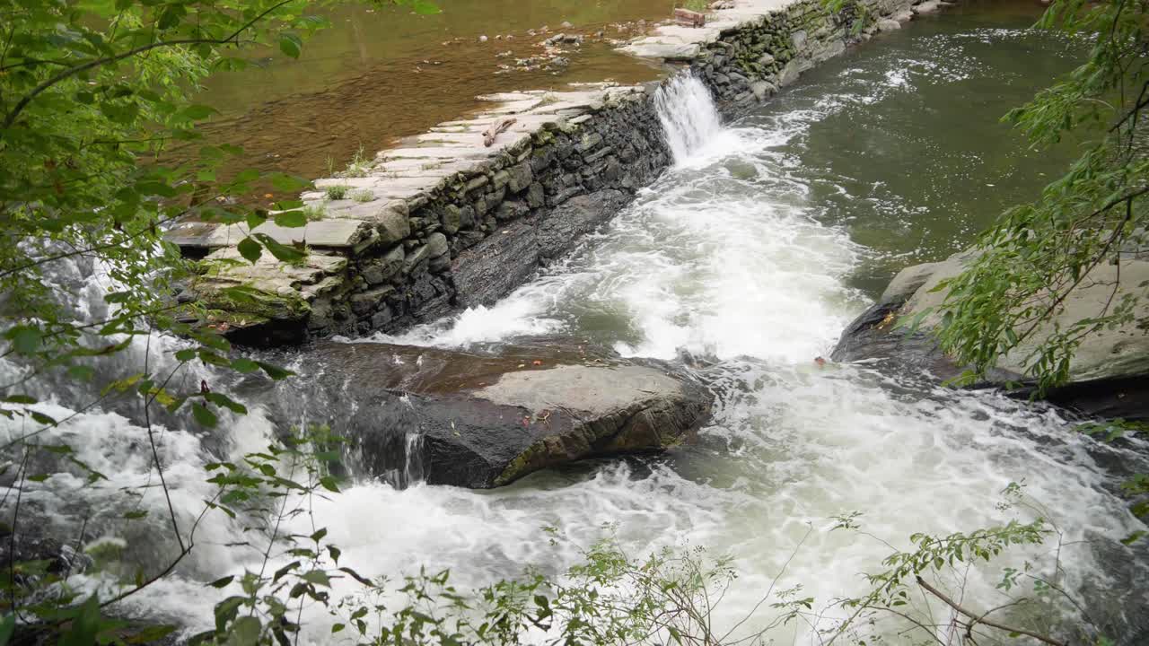 cascada cerca del puente cubierto, molino de thomas en el arroyo wissahickon