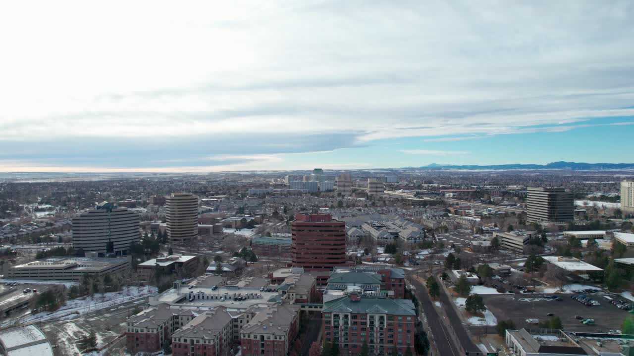 Vista aerea con drone di Greenwood Village, Colorado in inverno