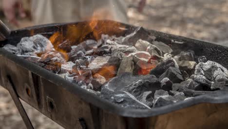 cinemagraph de un fuego ardiente en carbón quemado en una parrilla de barbacoa