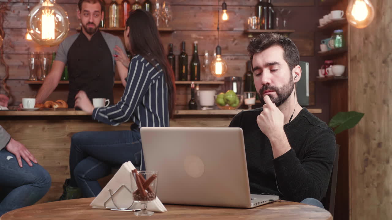 카페에서 노트북으로 일하는 남자