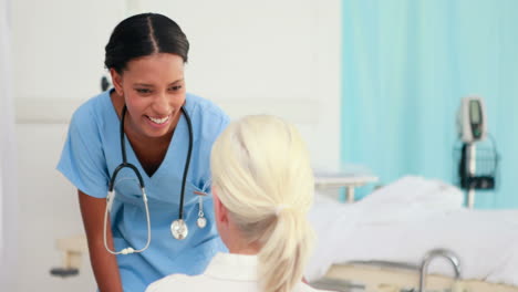 la doctora hablando con su paciente.